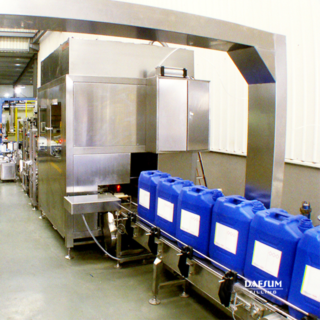 18-40L Jerrycan Fully Automatic Liquid Filling Machine Line 4/6 Lance 400-600bph for Chemicals Oil Electric Motor Gear PLC